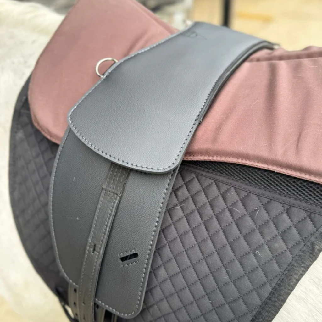 Total Contact Saddles Treeless Synthetic Short Billet Saddle - Jet Black