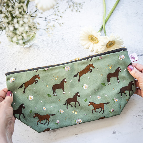 Emily Cole Bay Horse & Daisies Washbag