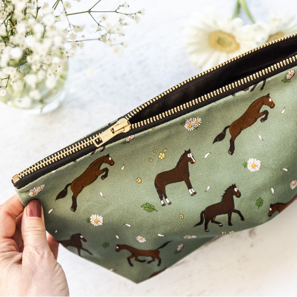 Emily Cole Bay Horse & Daisies Washbag